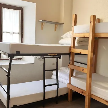 بيت شباب Triton -