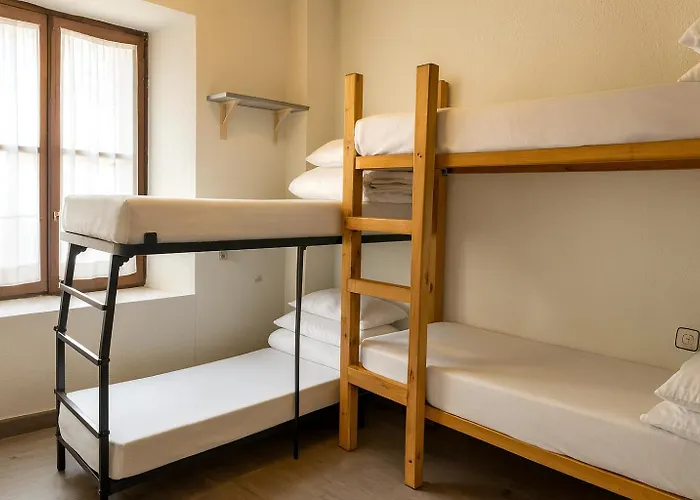 Vandrarhem Triton - *